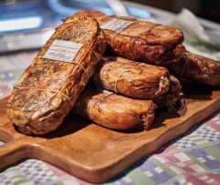 Naminis keptas vištienos vyniotinis su abrikosais ir anakardžiais (nuo12.22), 400 g