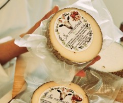 Brandintas ožkų pieno sūris su rozmarinais, 200 g