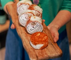 Bri sūris iš ožkų pieno su paprika, 140 g.